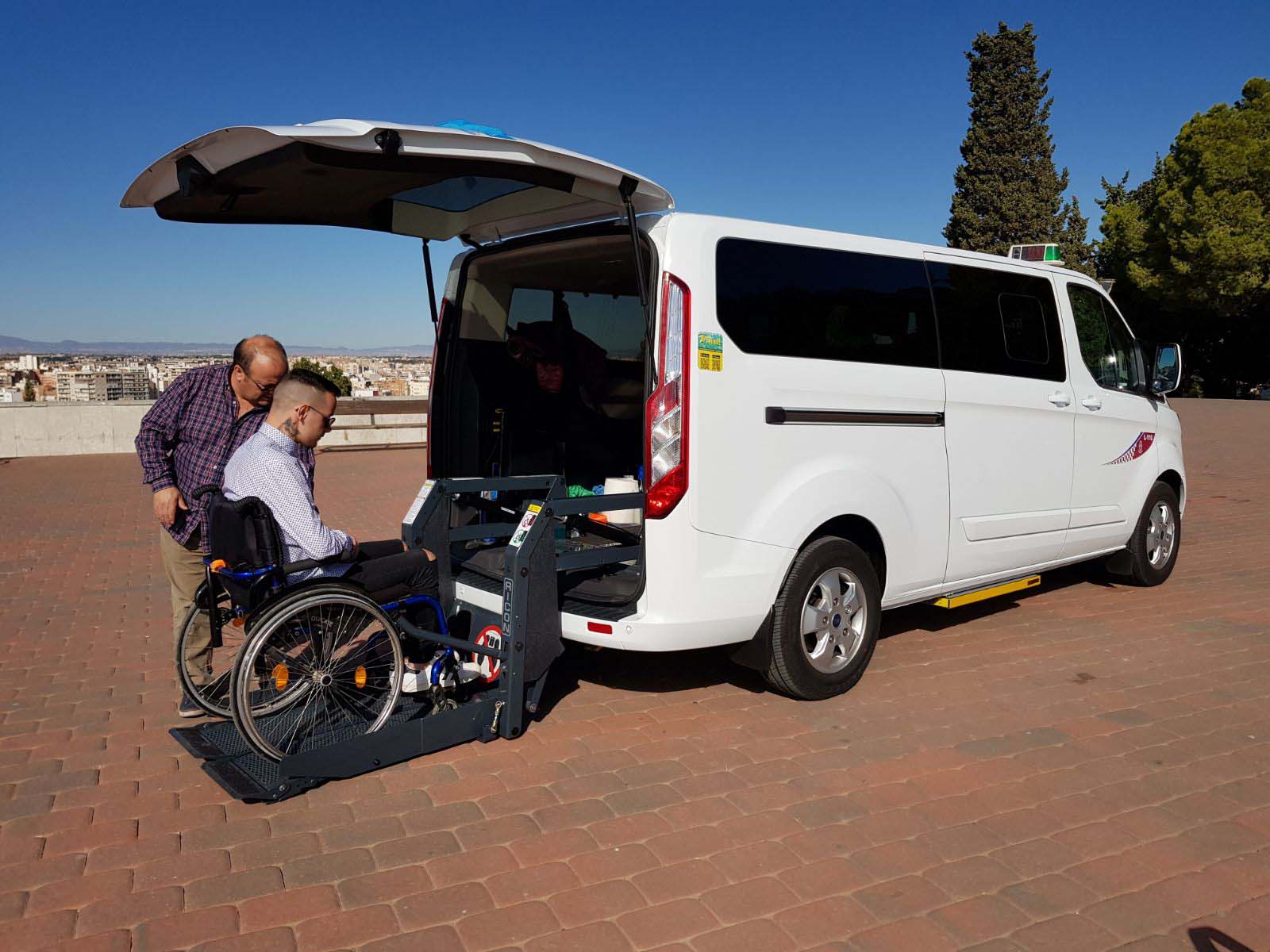 Plataforma de acceso para silla de ruedas en Eurotaxi Cartagena
